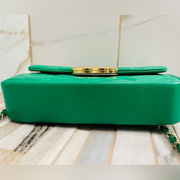 ✨ Designer Style Quilted Green Shoulder Bag – Gold Chain Detail ✨ - Picture 6 of 16